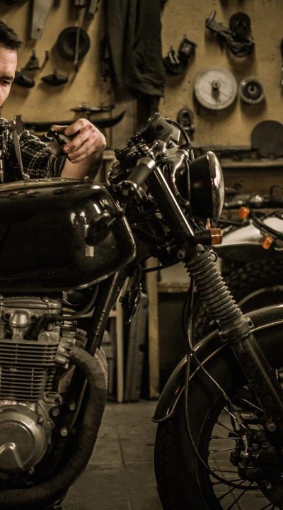 mechanic-building-vintage-style-cafe-racer-motorcy-PZ7VTKJ-resize